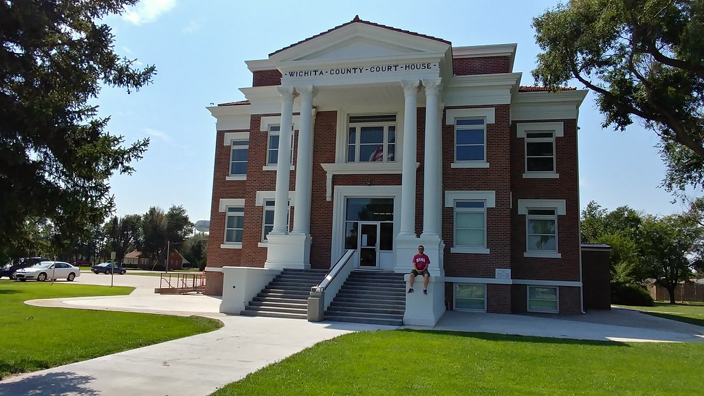 Me and the Wichita County Courthouse Leoti, Kansas Constru… Flickr