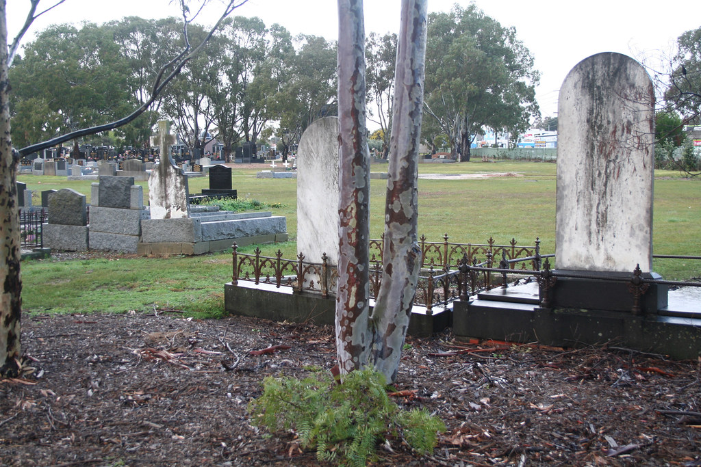 20080815_0795 Werribee Cemetery Old graves in the Werribee… Flickr
