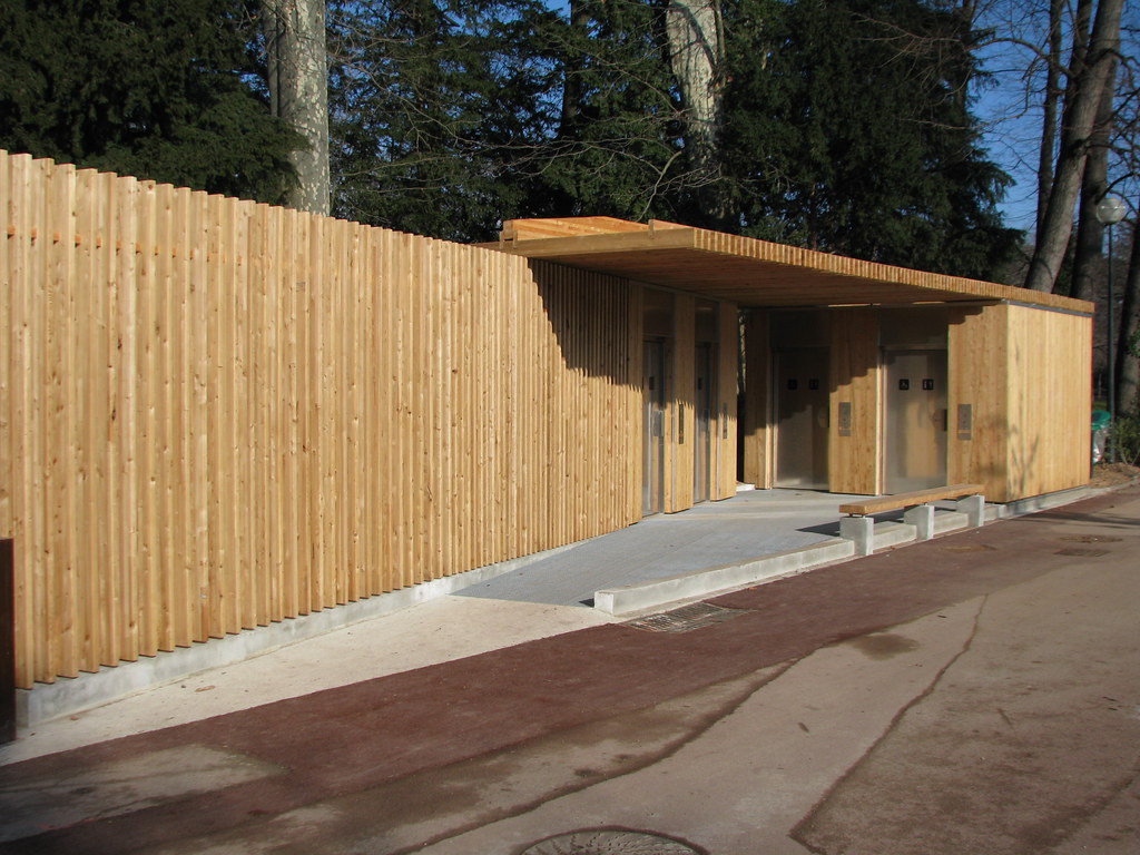 Toilettes Long visuel en bois. Parc de la Tête d'or. Les n… Flickr