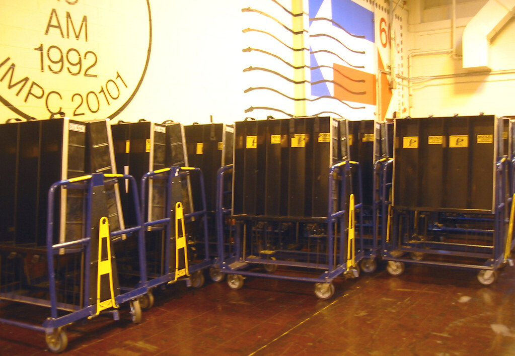 20030724 USPS flat mail carts idle AT NIGHT, THEY … Flickr