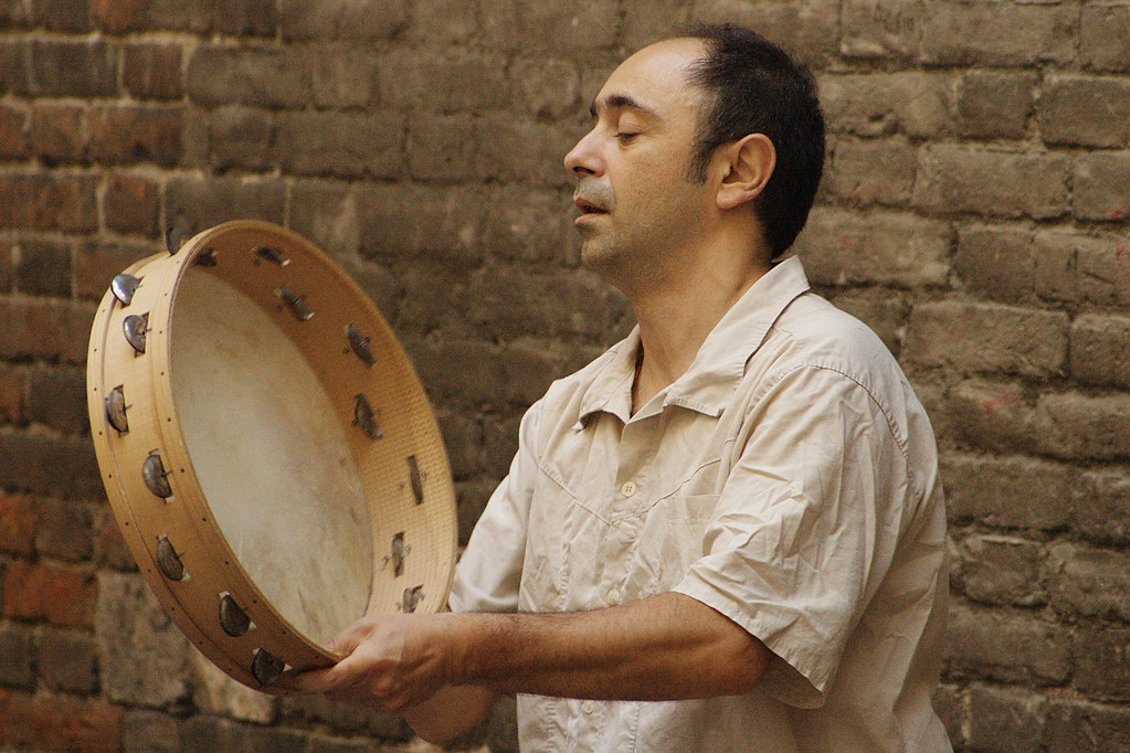 Suonatore di tamburello durante Umbria Jazz 08 Simone Tagliaferri
