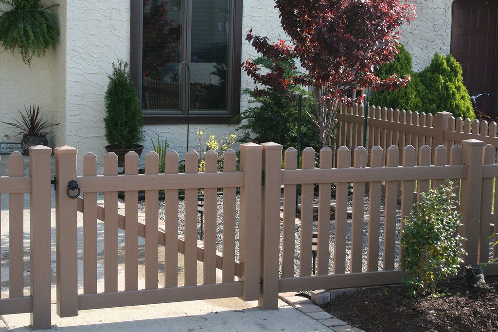 Cedar Cape Cod Vinyl Fence.jpg Flickr