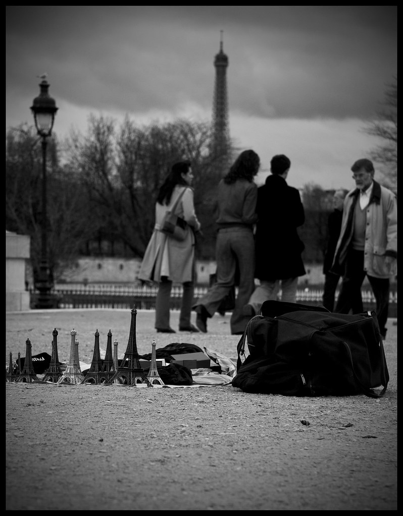 Paris Je marche dans tes rues Qui me marchent sur les pied… Flickr