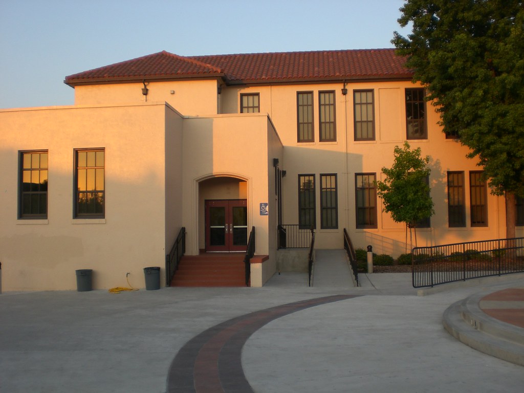 Sunnyvale Fremont High School Rear entrance that leads to… Flickr