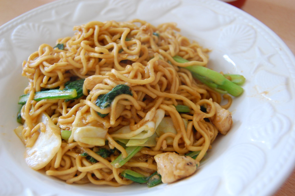 Mie goreng Mie telor, ayam, kol, dan sawi hijau. Fajran Iman Rusadi