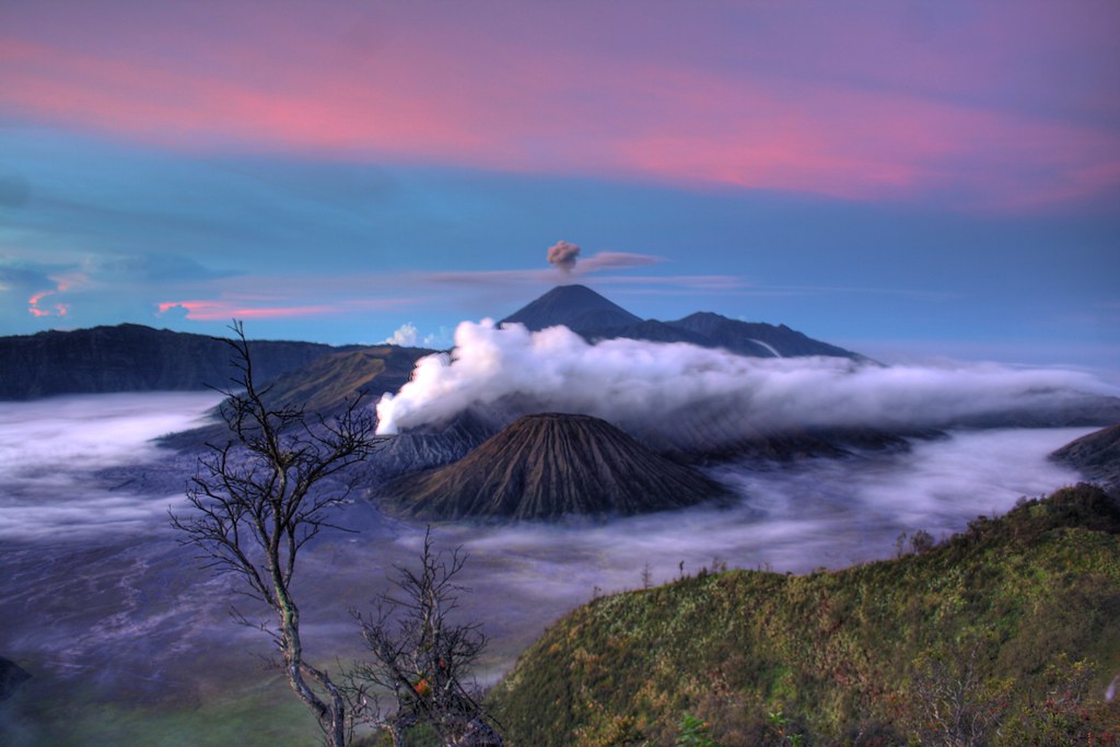 Gunung Bromo 1 HDR Gunung Batok dormant in foreground, Gun… Flickr