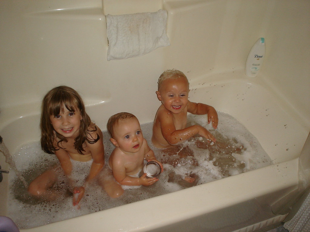 The cousins Emma, Darby, and Haley taking a bath after a d… Flickr