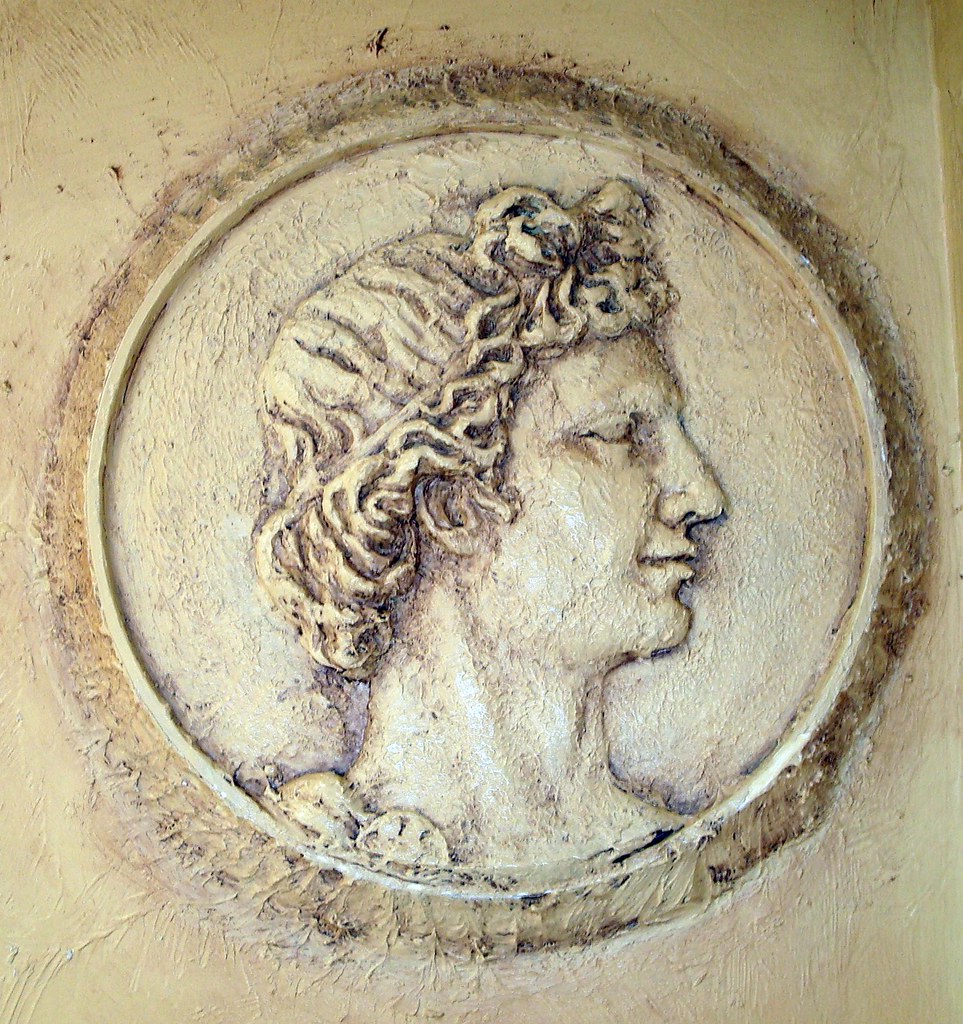 Roman Decor A wall decoration at the Olive Garden restaura… Flickr