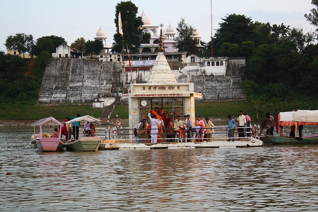 Narmada river atGwari Ghat, Jabalpur. That is the temple o… Flickr