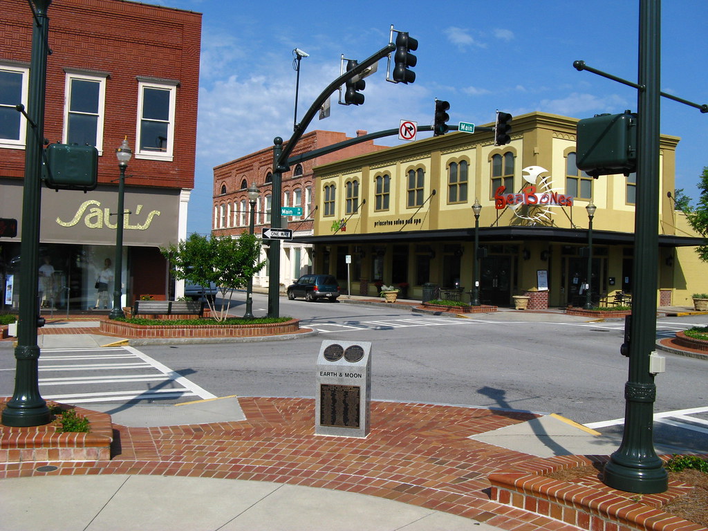 Downtown Gainesville Main Street and Washington Street, Ga… Adrian