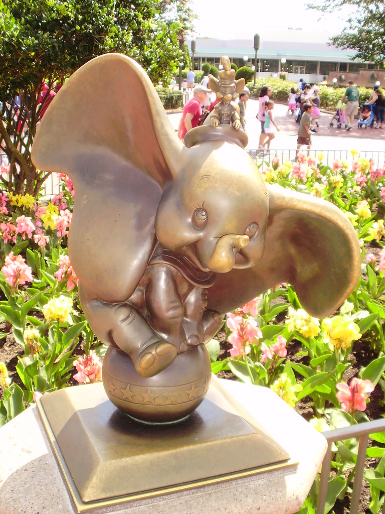 Dumbo Statue in Magic Kingdom, Disney World A small bronze… Flickr