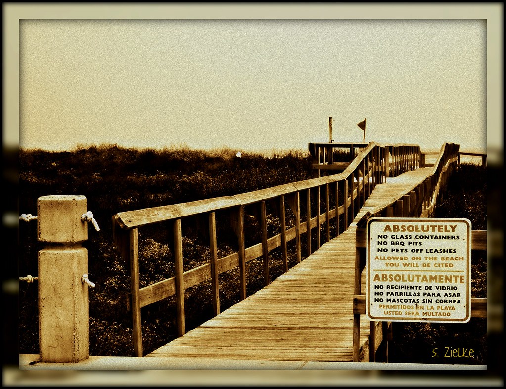 Boardwalk to beach on South Padre Island A boardwalk leadi… Flickr