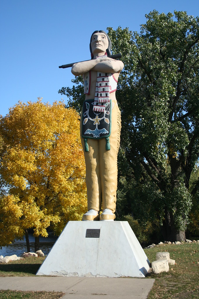 Hiawatha Statue of Hiawatha in Riverside Park, La Crosse, … Flickr