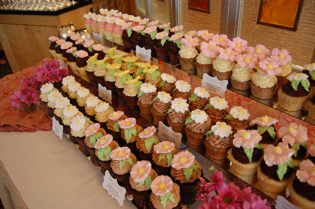 Floral Cupcake Buffet at the Tower Club 100 cupcakes, 10 f… Flickr