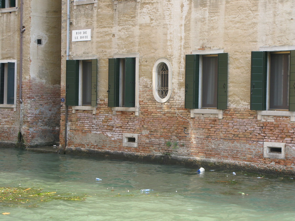 IMG_3673 Dirty water, Venice 威尼斯的水不是那么干净。 YC Zhang Flickr