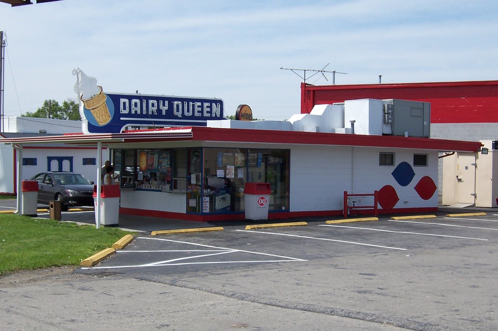 Shelbyville Dairy Queen The old neon Dairy Queen signs use… Flickr