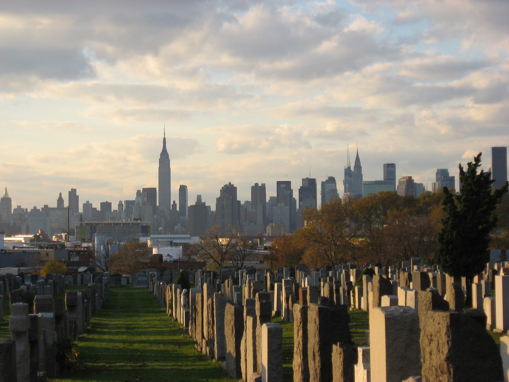 Calvary Cemetery, Queens, NY Manhattan skyline in the dist… Flickr