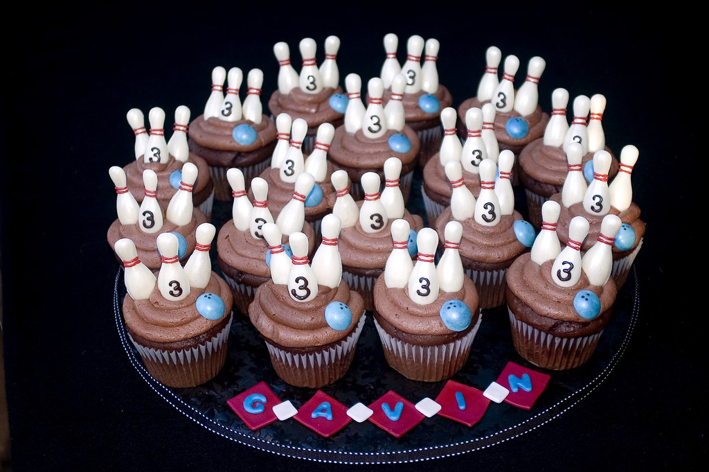 Bowling Cupcakes I made these jumbo chocolate cupcakes for… Flickr
