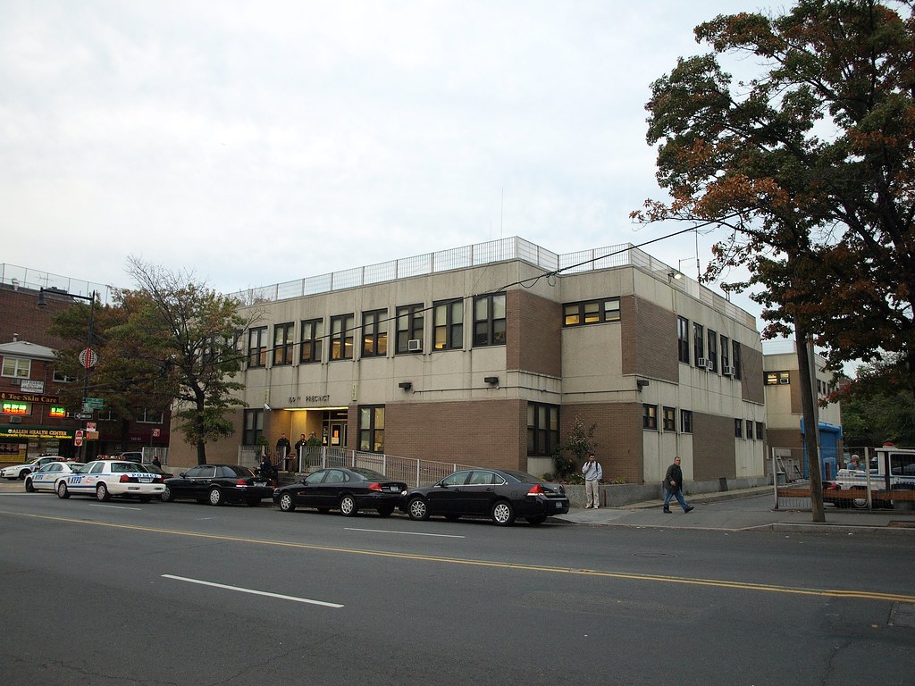 P109 NYPD Police Station Precinct 109, Flushing, Queens, N… Flickr