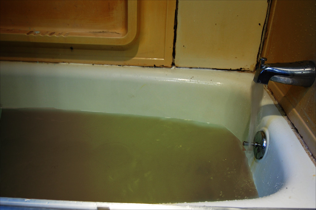 Dirty bathtubFIT Photo for my "environmental awareness" p… Flickr