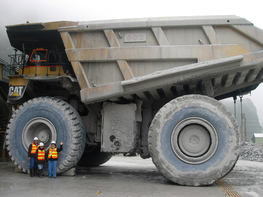 Caterpillar 797 World class mine with the world's largest … Flickr