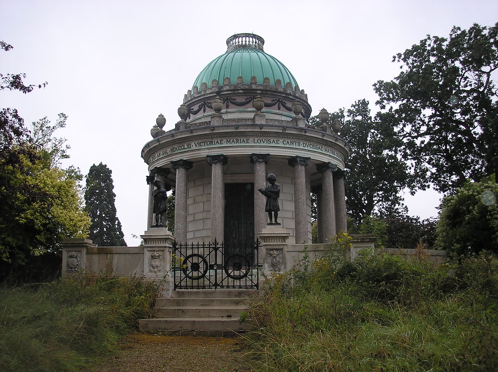 Grave of Queen Victoria Elizabeth queen gloves royal tudor london