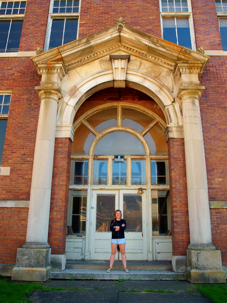 Huge Grand Entry Old Nelsonville High School on Fayette St… Flickr