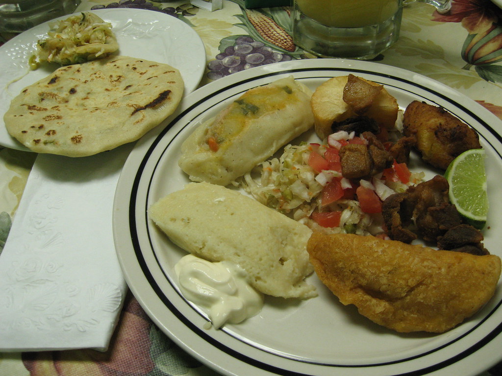 Comida Salvadoreña pupusa tamal elote pollo yuca plantain Kimberly
