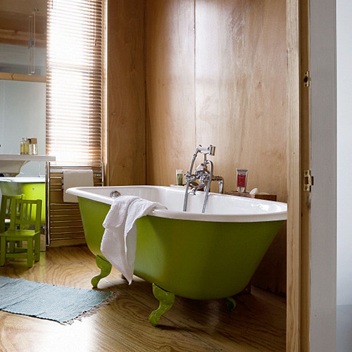 Blond plywood bathroom + lime green tub Photo from Livinge… Flickr