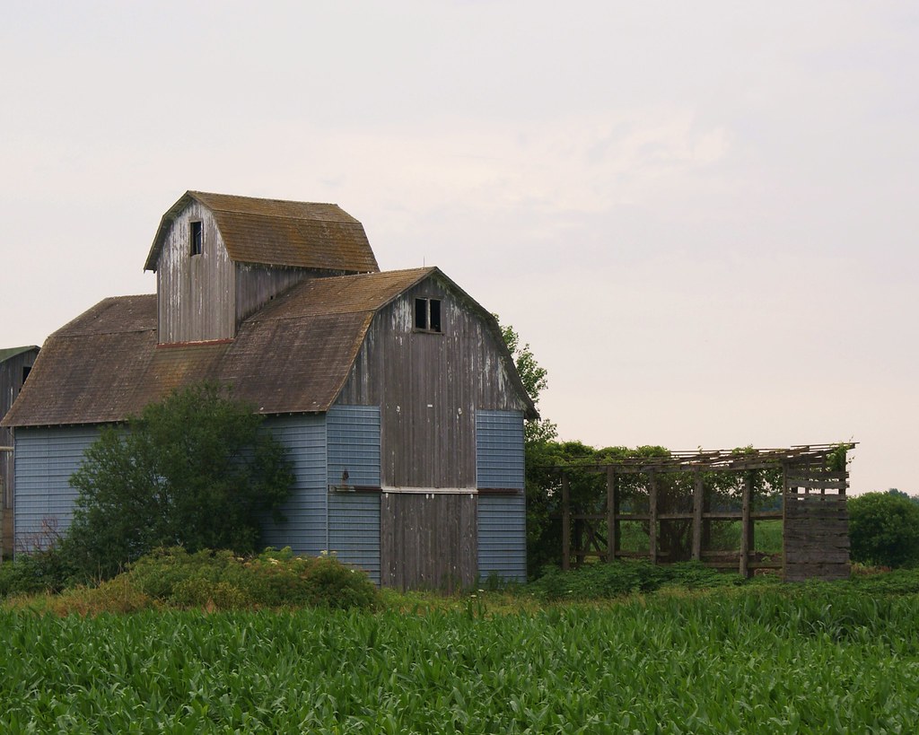 blue barn Very old barn updated on sides but the top is gr… Flickr