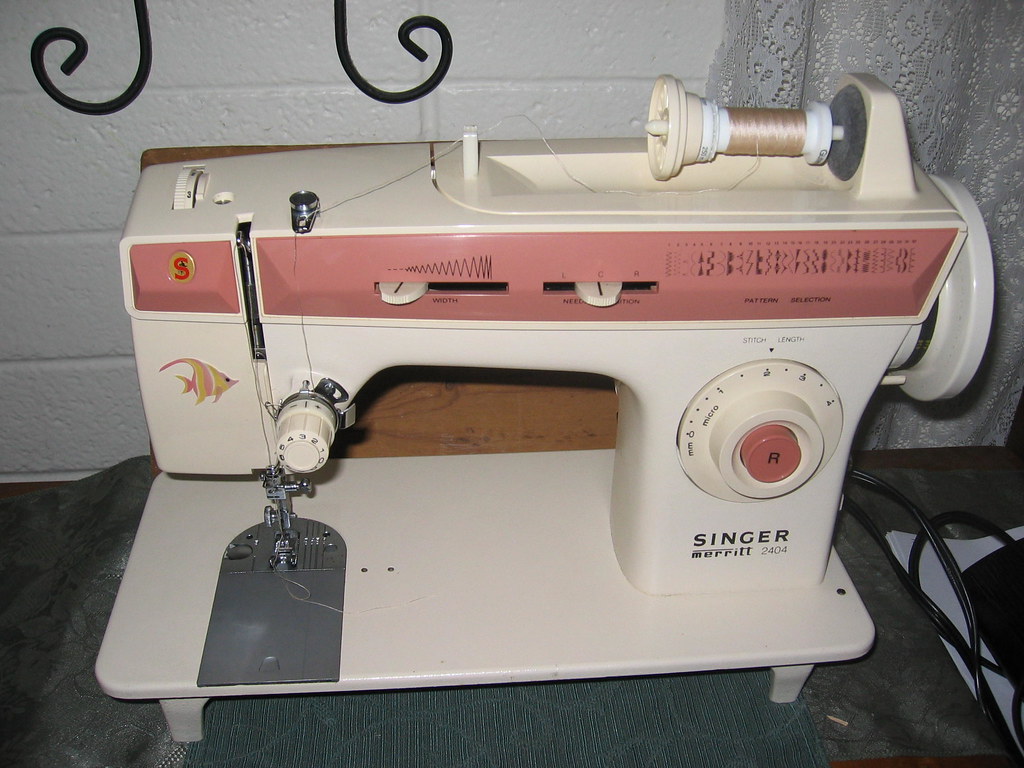 Singer Merritt 2404 Basic sewing machine from the 1980's