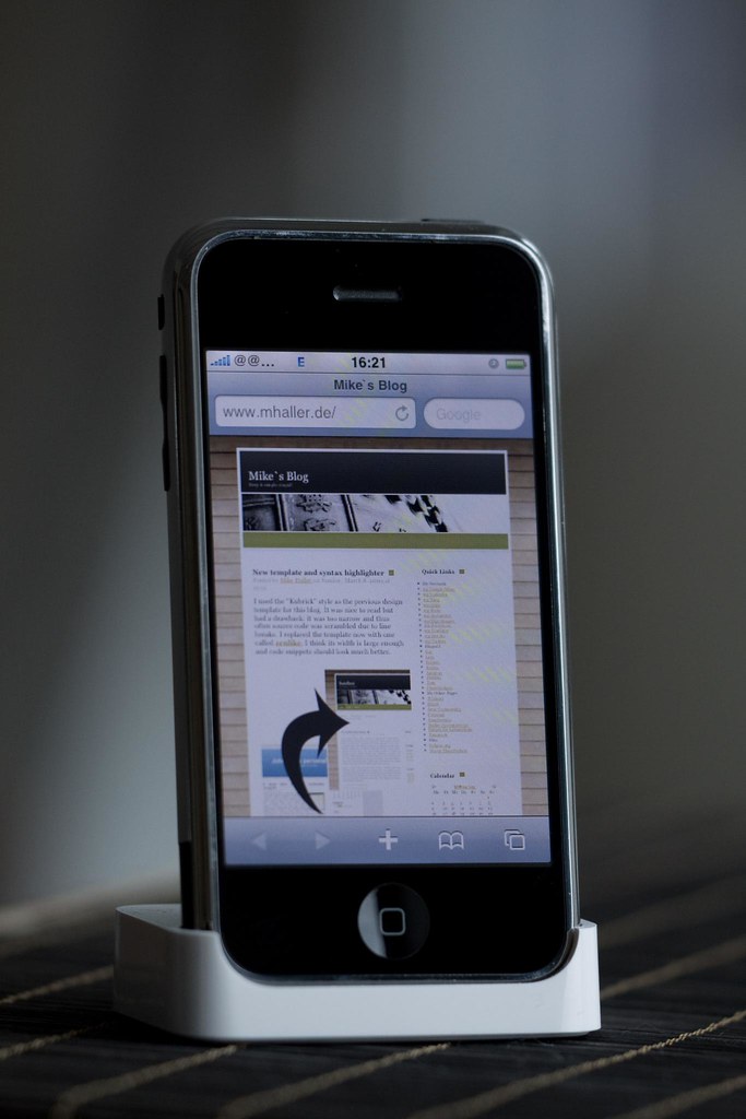 Old iPhone The goold old iPhone (first version, without 3G… Flickr