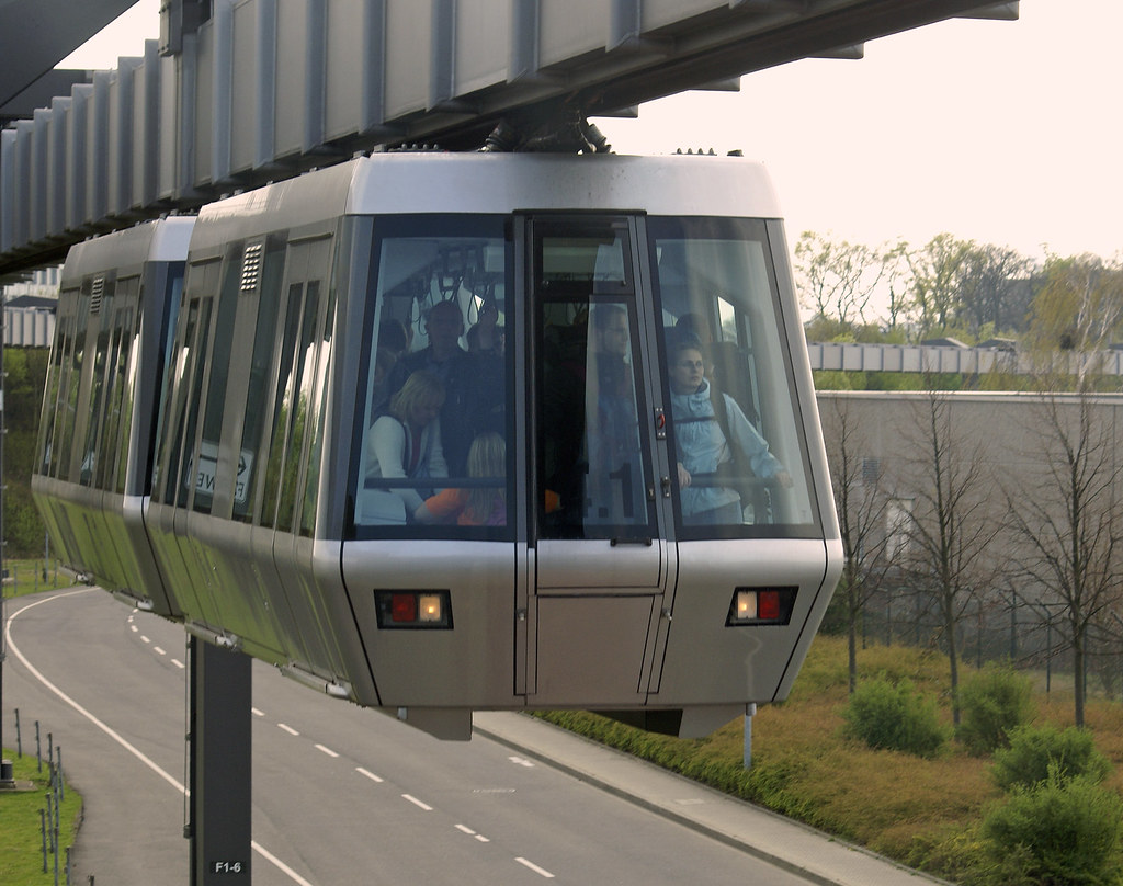 Düsseldorf Flughafen Sky Train (HBahn) Connects terminus … Flickr