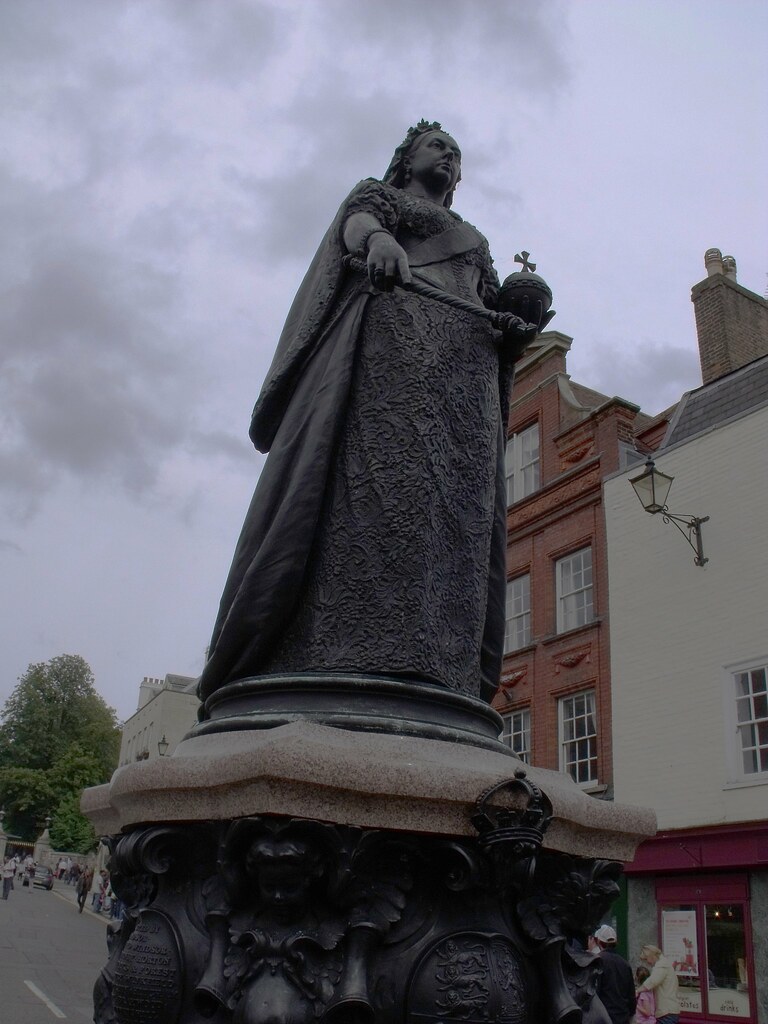 Queen Victoria statue outside Windsor Castle a statue in h… Flickr