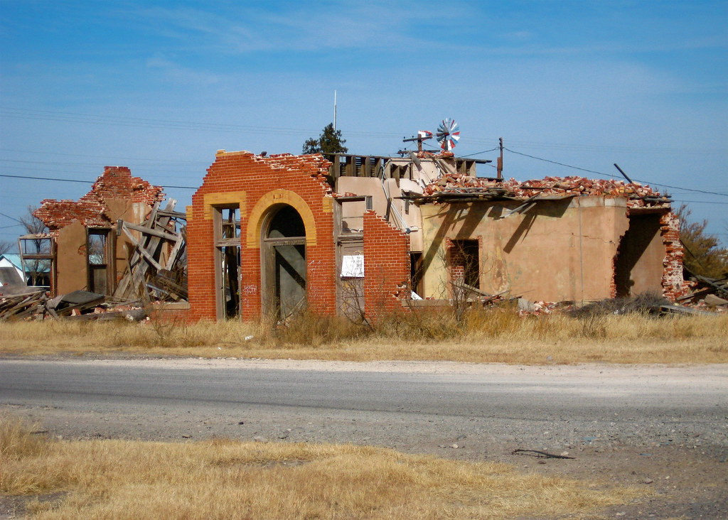 Bank Building, Toyah, Texas Old bank building in Toyah, Te… Flickr
