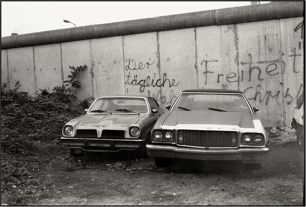 AMERICAN CARS + DIE MAUER BERLIN am 22.9.1986 Treptower St… Flickr