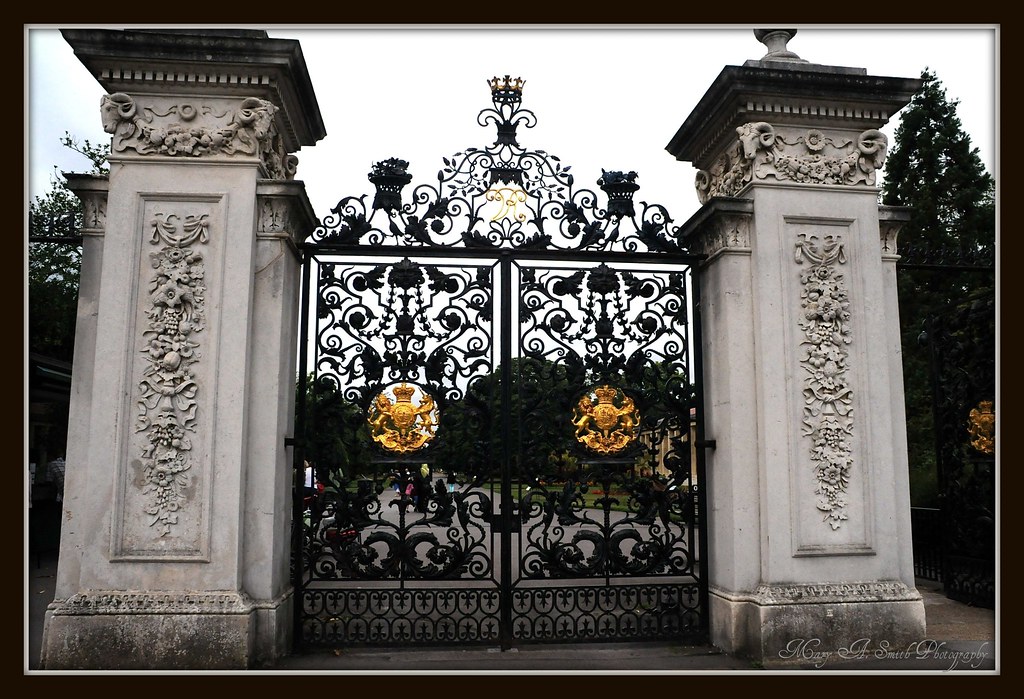 Victoria Gate, Kew Gardens The Main Gates on Kew Green w… Flickr
