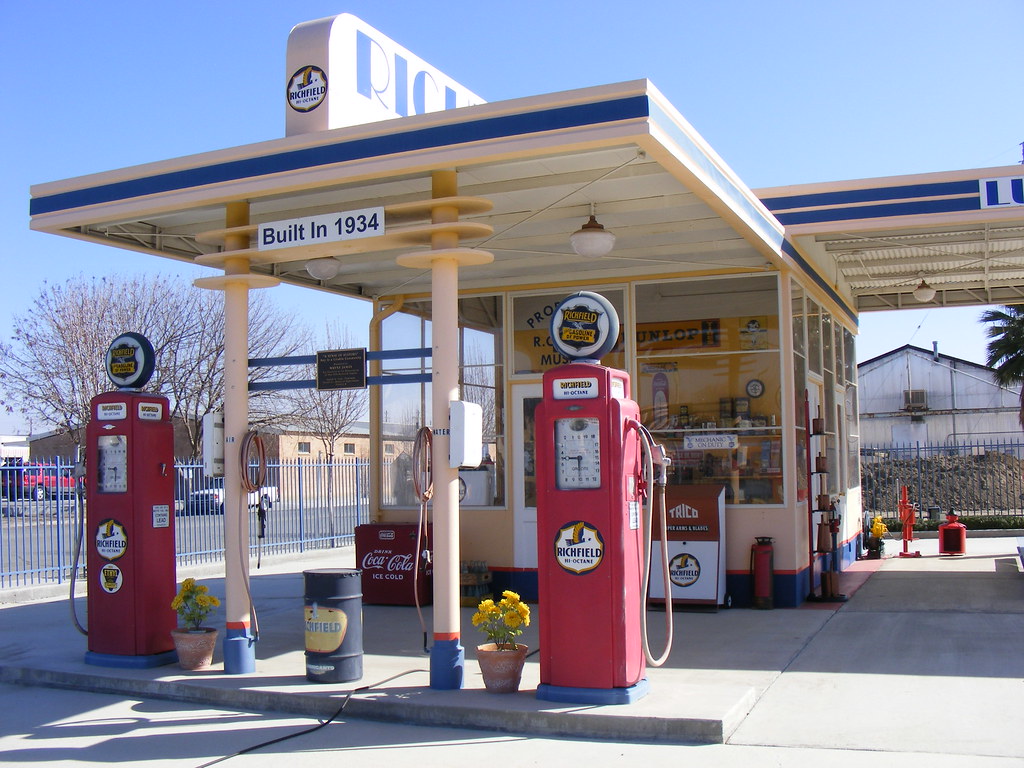 50s gas station. Taken at the R.C. Baker memorial museum i… Flickr