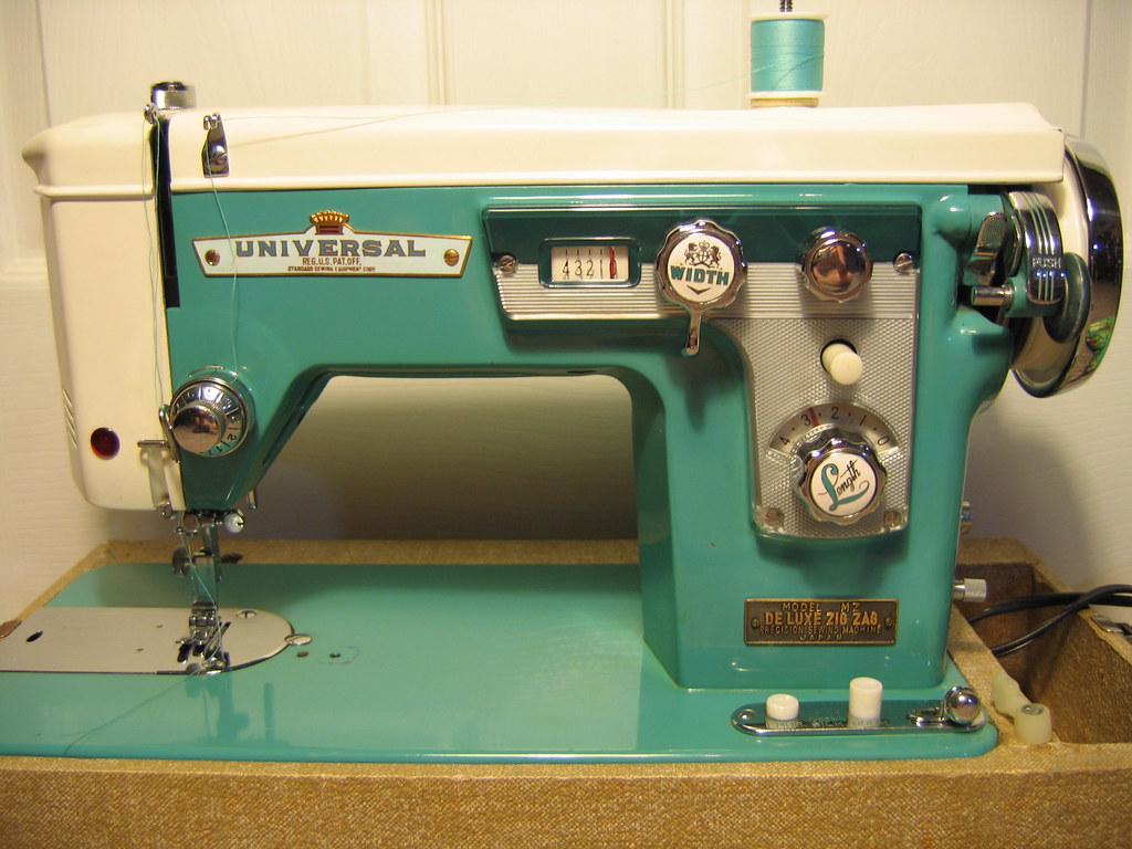 Universal DeLuxe zig zag sewing machine Wow a really swe… Flickr