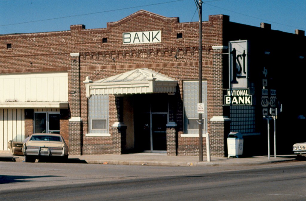 Chillicothe, TX The bank is still there, but the building … Flickr