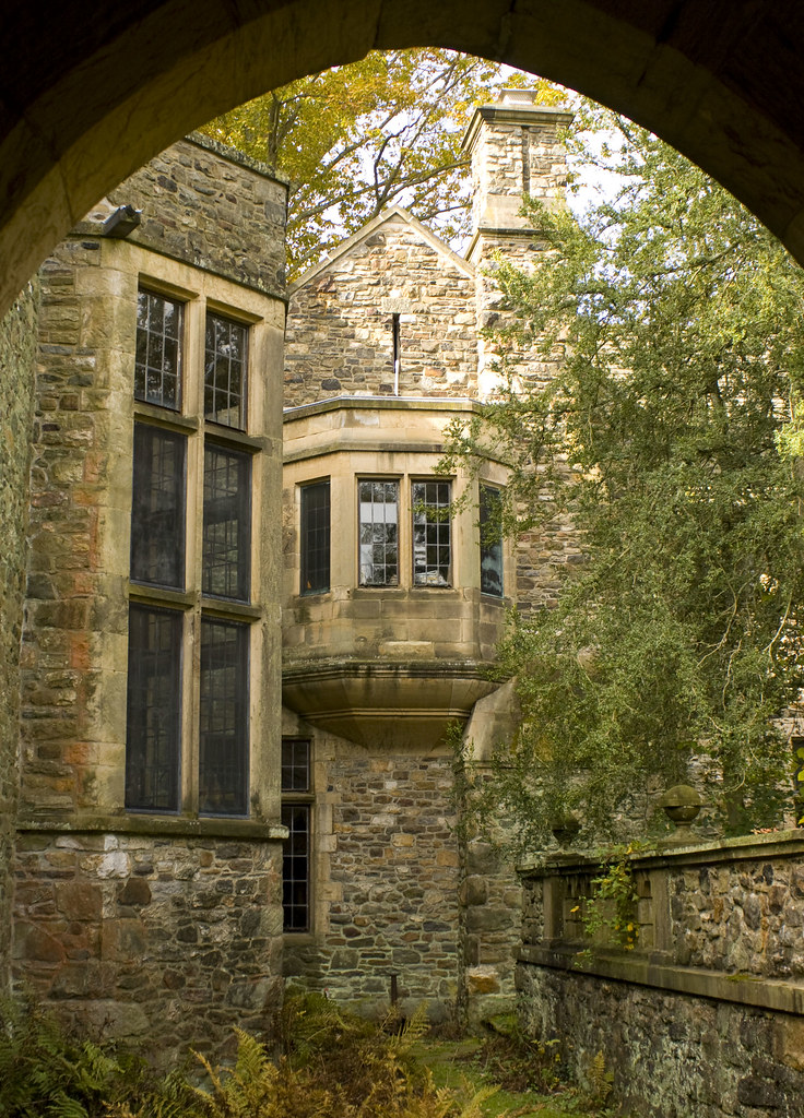 Hunting Hill Mansion in an archway at Ridley Creek, Pennsy… Flickr
