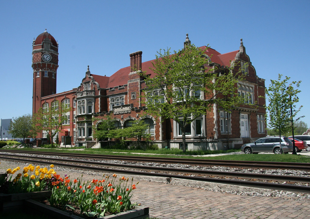 Downtown Chelsea, Michigan Old Clock tower and former Glaz… Flickr