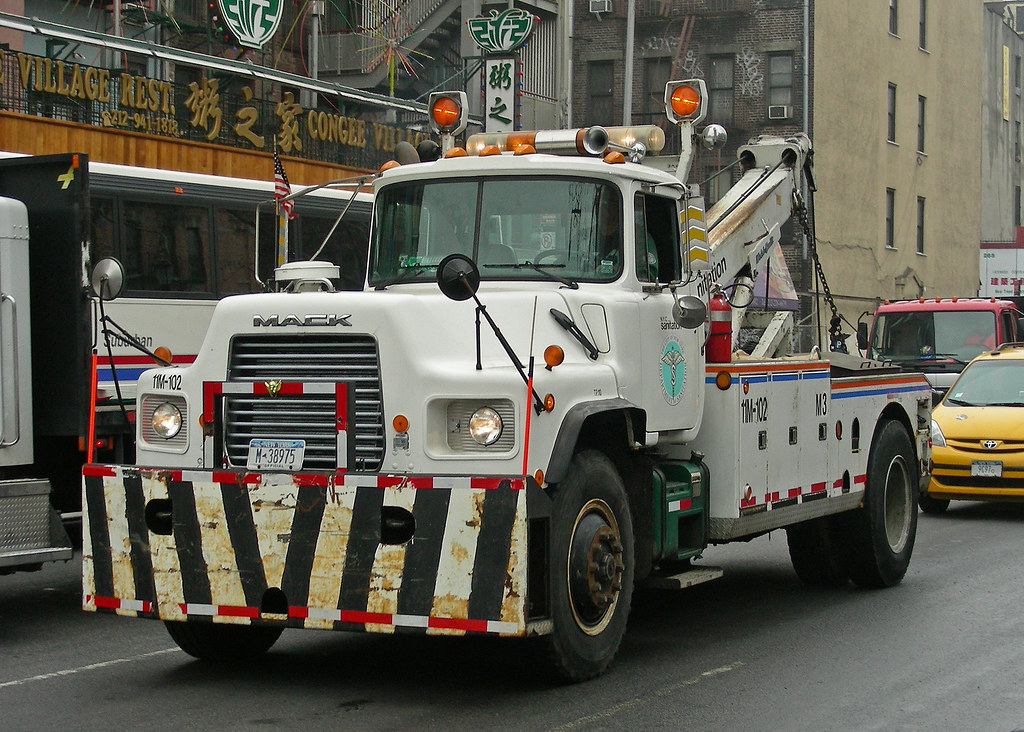 Sanitation Wrecker Mack tow truck of New York City's Sanit… So Cal