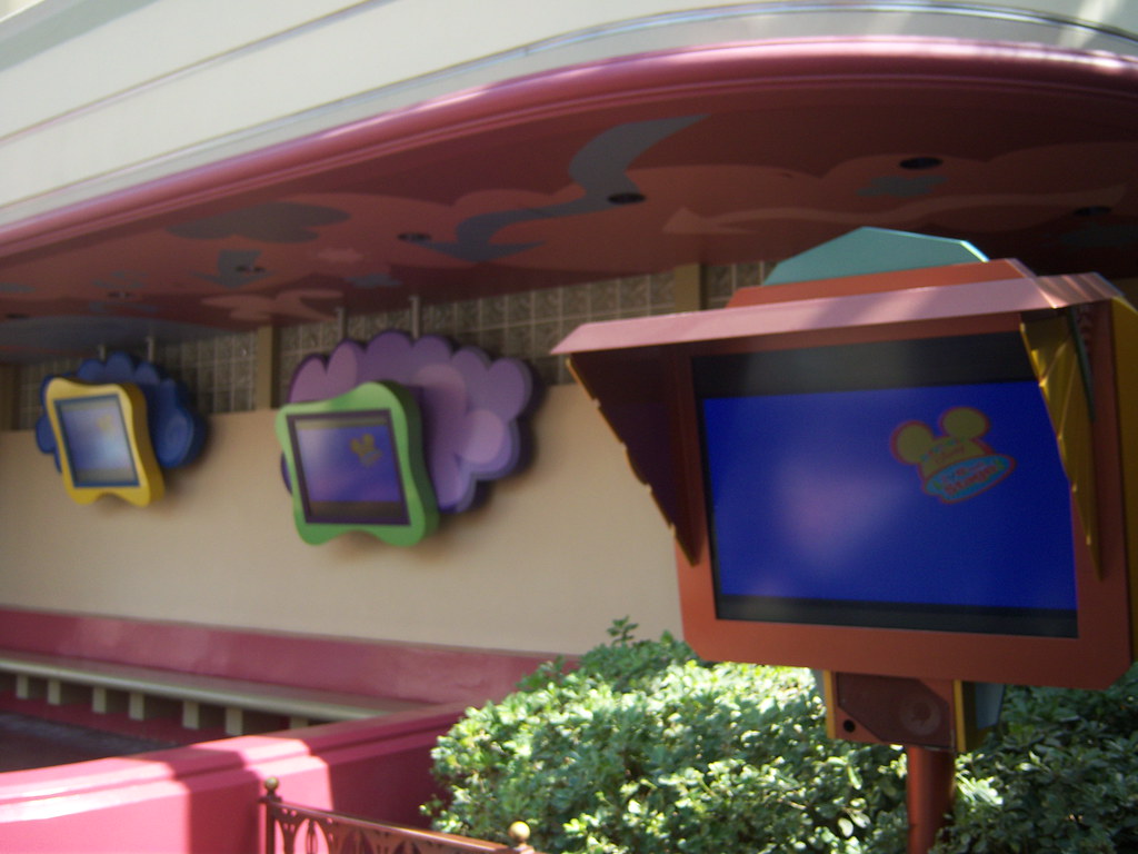 Playhouse Disney Live on Stage queue area Loren Javier Flickr