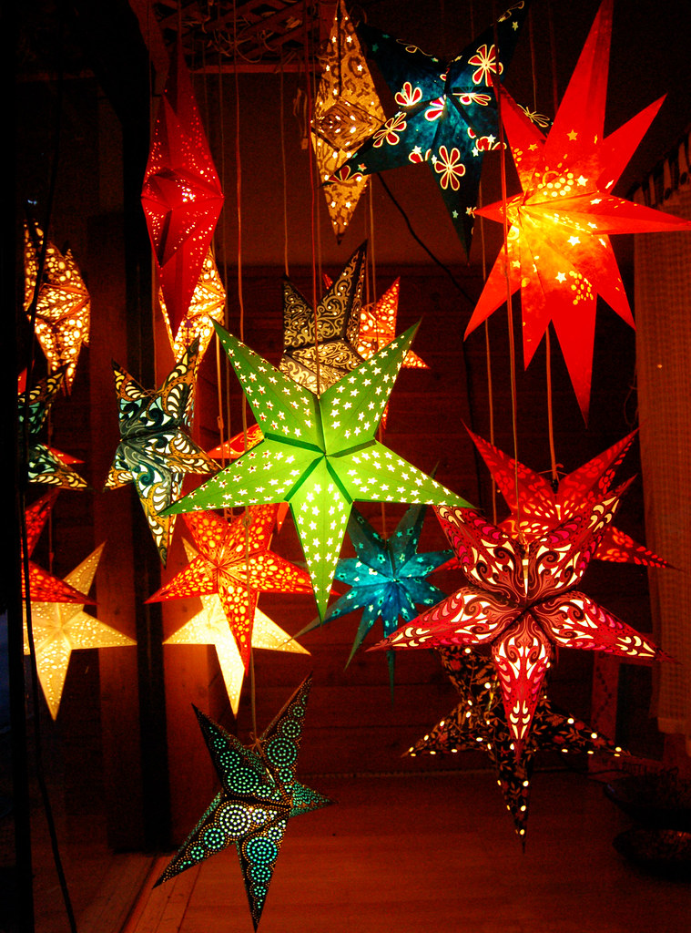 Paper Lantern Stars in the window of a store in Ashevi… Flickr