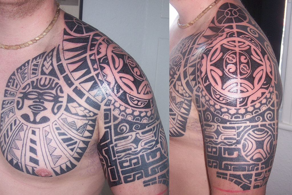 Tribal Shoulder Tattoo Complex tattoo on the shoulder