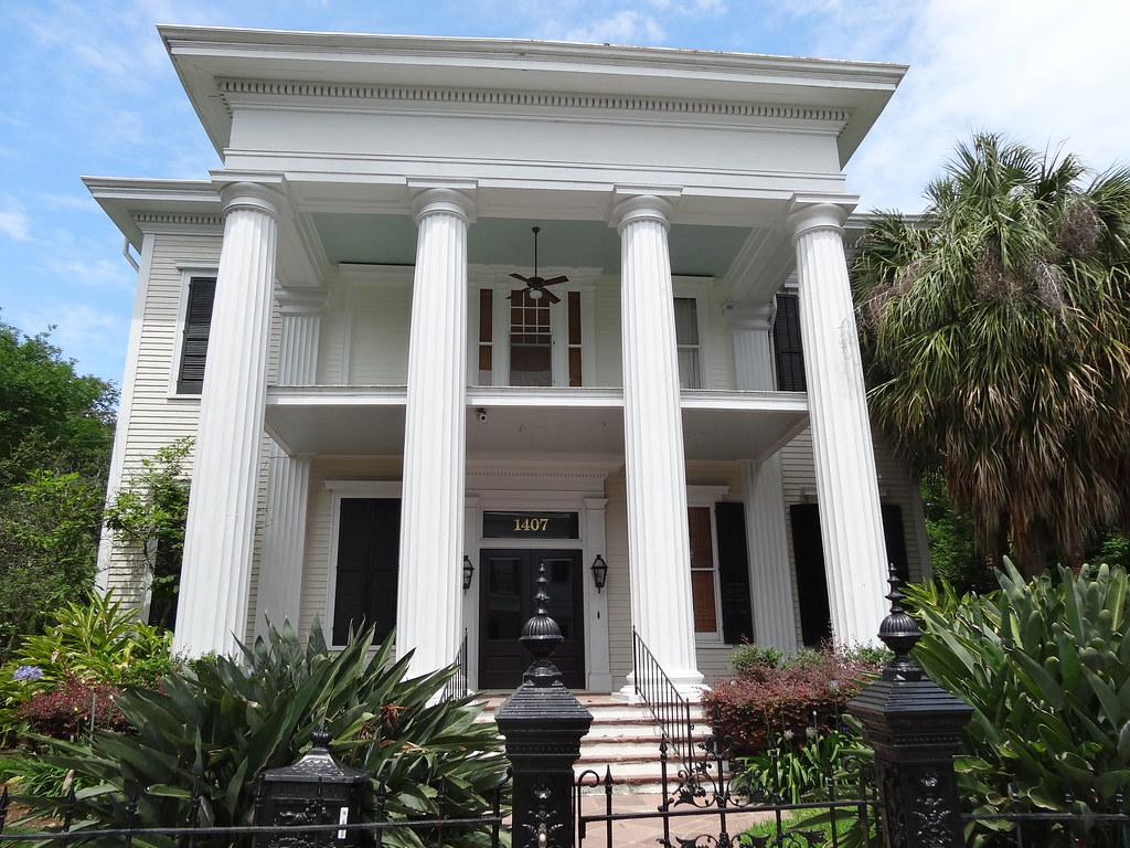 Typical Greek Revival style Antebellum Mansion in New Orle… Flickr