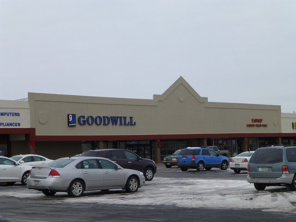 Goodwill and 1 Stop in Austintown, Ohio Austintown Plaza S… Flickr