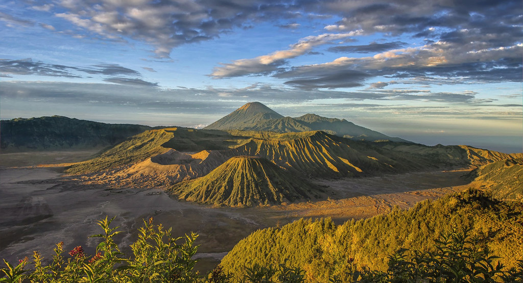 Gunung Bromo View taken from Gunung Penanjakan Volcano sun… Flickr