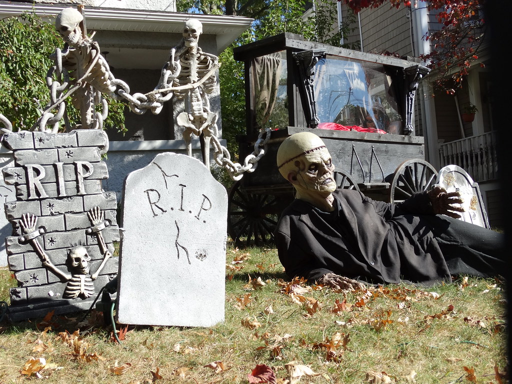 Halloween Ghoul Display Clinton Street Hackensack Ne… Flickr